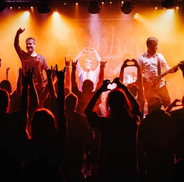 This one was a thank you to an awesome audience at fairymetal night. What a great moment.
Thanks to @emeraldpicsbyoh for the nice pics of our show. 💕

#metalsong #metalband #germanmetalband #fairytalemetal #fairymetalnight4 #metalconcert #femalemetalsinger #metalmusic #symphonicmetal #womeninmetal